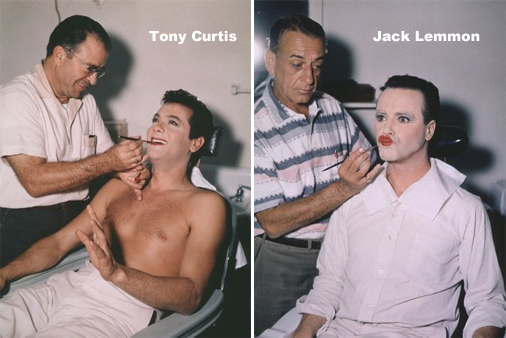 Tony Curtis ve Jack Lemmon, çekimler öncesi makyajlarını yaptırıyor.